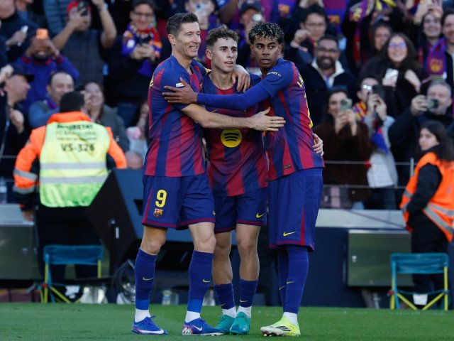 Un transfer spectaculos și controversat: Adevărul din spatele zvonurilor despre o mutare la Arabia Saudită pentru 50 de milioane de euro După zile întregi de speculații și zvonuri, fostul jucător al FC Barcelona, Ansu Fati, a rupt tăcerea cu privire la mega-mutarea anunțată pe toate canalele sportive din ultimele ore