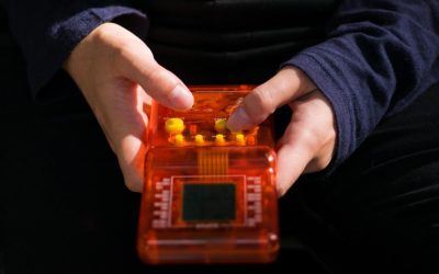 Jocul Tetris poate fi o armă împotriva traumelor? O cercetare revoluționară aduce lumină asupra tratamentului PTSD Un studiu inovator publicat recent în revista de prestigiu The Lancet Psychiatry sugerează că jocul Tetris, cunoscut pentru popularitatea sa printre pasionații de jocuri video, are potențialul de a ajuta persoanele care suferă de tulburare de stres post-traumatic (PTSD)