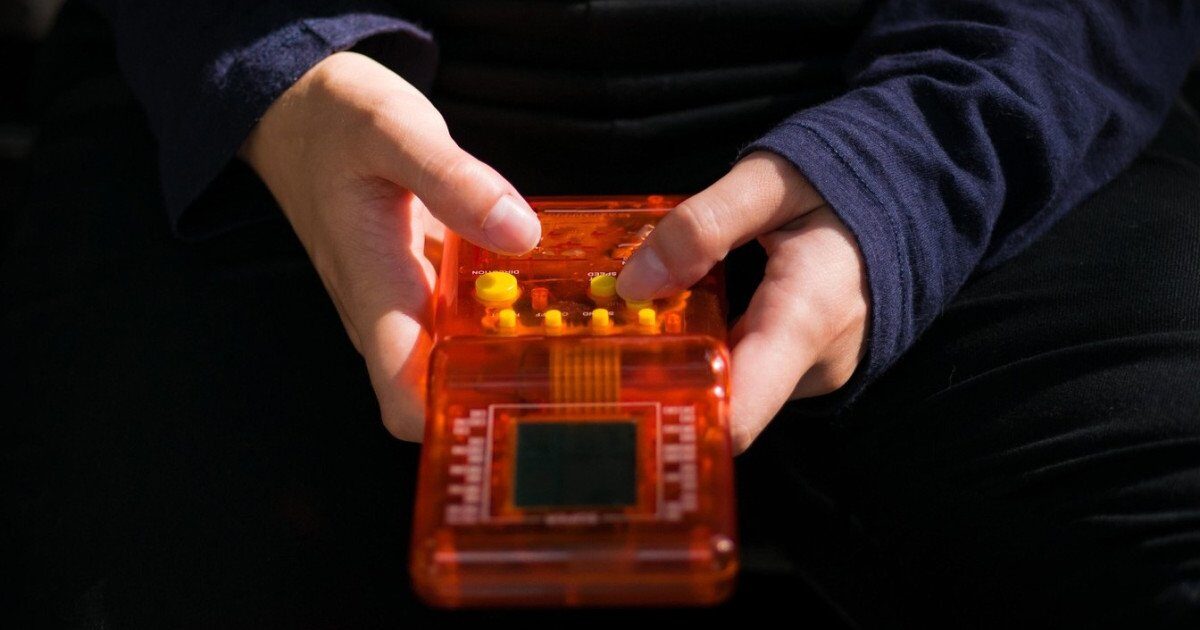 Jocul Tetris poate fi o armă împotriva traumelor? O cercetare revoluționară aduce lumină asupra tratamentului PTSD Un studiu inovator publicat recent în revista de prestigiu The Lancet Psychiatry sugerează că jocul Tetris, cunoscut pentru popularitatea sa printre pasionații de jocuri video, are potențialul de a ajuta persoanele care suferă de tulburare de stres post-traumatic (PTSD)