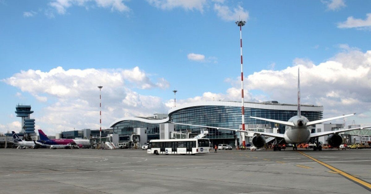 Amenințările din Orientul Mijlociu impactează zborurile din București, afectând turiștii și cetățenii români aflați în apropierea conflictului Zborurile dintre București și Tel Aviv au fost temporar întrerupte sâmbătă, ca urmare a escaladării tensiunilor și a evenimentelor din Orientul Mijlociu, informează sursele din aeroporturile nationale