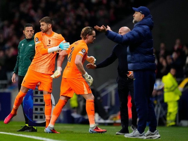După o înfruntare dureroasă în urma căreia a fost nevoit să părăsească terenul în minutul 17 al partidei din Champions League, Kinsky a avut o reacție surprinzătoare, care a stârnit comentarii aprinse atât în rândul susținătorilor, cât și al specialiștilor
