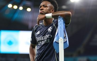 Vinicius Jr. a șocat lumea fotbalului după un gest ieșit din comun, chiar în timpul meciului între Real Madrid și Manchester City, din Liga Campionilor. La momentul în care brazilianul a deschis scorul pentru madrileni, în minutul 36, reacția lui a fost atât de neașteptată, încât a stârnit controverse și comentarii aprinse atât în rândul fanilor, cât și al specialiștilor. Această fază a devenit rapid un subiect de discuții, încât și analizele tactice au fost umbreliate de gestul controversat al jucătorului