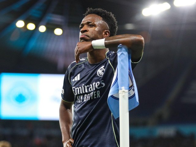 Vinicius Jr. a șocat lumea fotbalului după un gest ieșit din comun, chiar în timpul meciului între Real Madrid și Manchester City, din Liga Campionilor. La momentul în care brazilianul a deschis scorul pentru madrileni, în minutul 36, reacția lui a fost atât de neașteptată, încât a stârnit controverse și comentarii aprinse atât în rândul fanilor, cât și al specialiștilor. Această fază a devenit rapid un subiect de discuții, încât și analizele tactice au fost umbreliate de gestul controversat al jucătorului