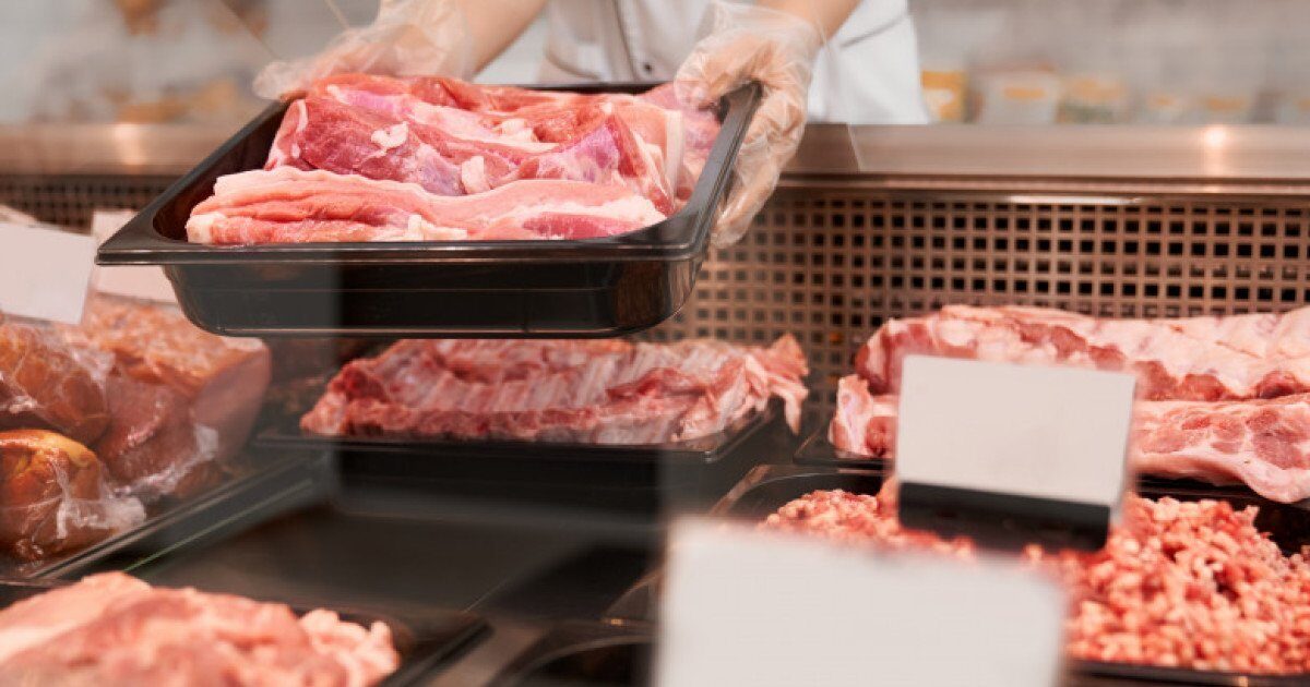 România înregistrează primele tendințe ale anului în sectorul carnatului, cu evoluții diferite în producția de carne la nivel național