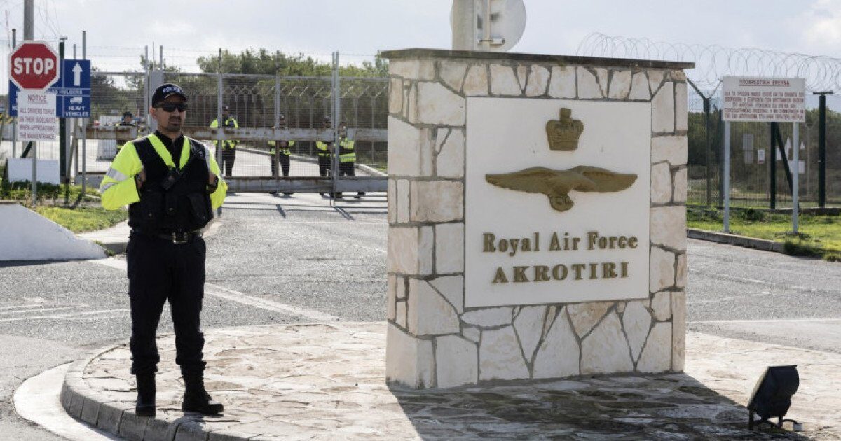 Atac cu drone asupra bazei militare britanice de pe insula Cipru: Ipoteze și implicații regionale O nouă tensiune în regiunea Mării Mediterane a fost confirmată marți, după ce un atac cu drone împotriva unei baze militare britanice de pe insula Cipru a fost atribuit, cel mai probabil, grupului Hezbollah, din Liban