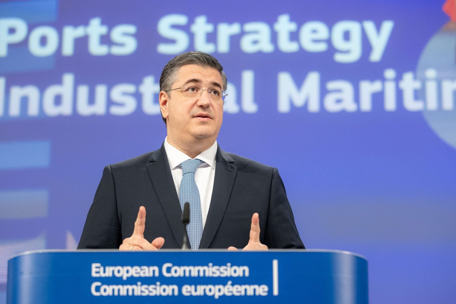Uniunea Europeană reacționează ferm la instabilitatea din Strâmtoarea Hormuz, salutând decizia Organizației Maritime Internaționale (IMO) de a sprijini un cadru mai sigur și mai fluid pentru navigație, în contextul amenințărilor și atacurilor atribuite Iranului asupra navelor comerciale care traversează această rută strategică