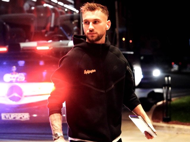 Știre pe larg: Andrei Drăguș reacționează după speculațiile legate de transferul la FCSB Tensiunile din lumea fotbalului românesc au escaladat recent în jurul posibilului transfer al atacantului Andrei Drăguș la FCSB, după ce numele său a fost menționat ca potențial nou avantat al echipei antrenate de Eugen Rădoi