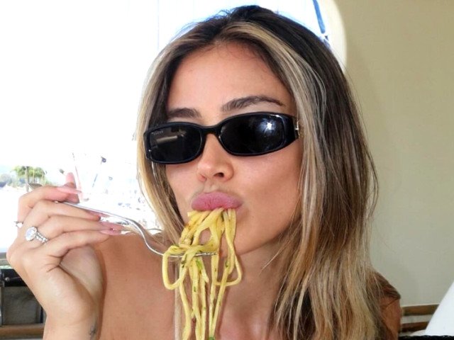 Cea mai frumoasă jurnalistă, în luna a patra de sarcină: „Vulgarități de care nici nu știam că există!” În tumultul vieții jurnalistice, uneori nu doar subiectele abordate sunt cele care stârnesc controverse, ci și propriile experiențe personale