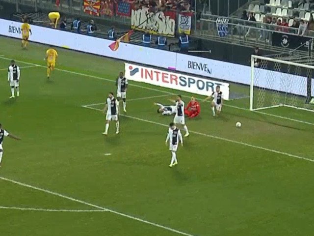Thriller de fotbal la Zalău: o victorie spectaculoasă care a fost decisă în ultimele secunde ale prelungirilor Un meci halucinant a avut loc în weekendul trecut pe stadionul din Zalău, unde echipa gazdă a reușit să aducă spectatorii în extaz, după un final de poveste în care totul părea pierdut