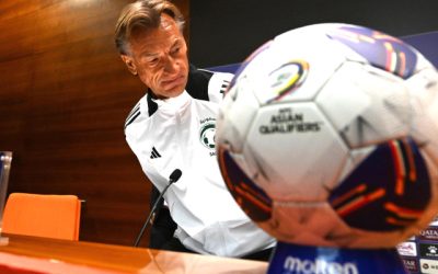 O nouă desprindere previzibilă în lumea fotbalului național: selecționerul a fost înlocuit înainte de Cupa Mondială Într-un moment neașteptat, fotbalul românesc trece din nou printr-o criză de leadership, pe măsură ce conducerea federației a decis să pună capăt colaborării cu actualul selecționer, cu doar câteva săptămâni înaintea debutului Campionatului Mondial