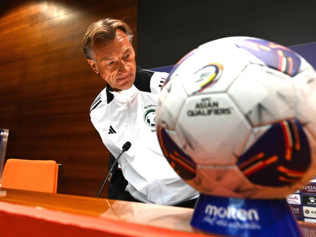 O nouă desprindere previzibilă în lumea fotbalului național: selecționerul a fost înlocuit înainte de Cupa Mondială Într-un moment neașteptat, fotbalul românesc trece din nou printr-o criză de leadership, pe măsură ce conducerea federației a decis să pună capăt colaborării cu actualul selecționer, cu doar câteva săptămâni înaintea debutului Campionatului Mondial