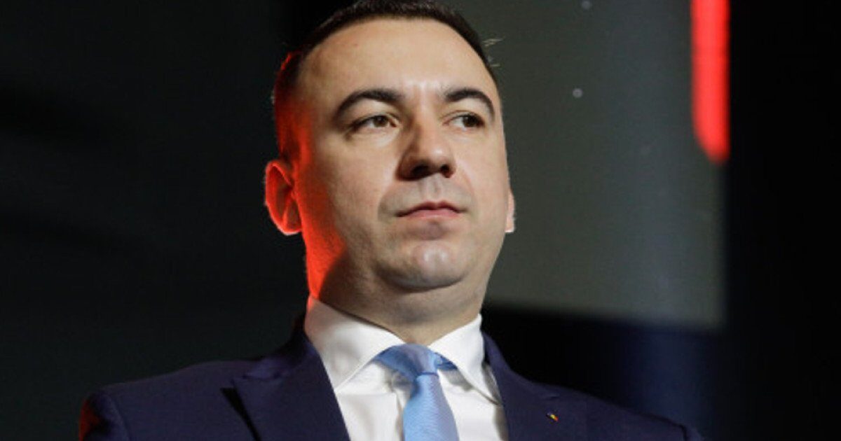 Ministrul Energiei, Bogdan Ivan, avertizează: lupta pentru a menține prețurile carburanților sub limita critică de 10 lei pe litru În contextul creșterii accelerate a prețurilor la carburanți la nivel european și național, ministrul Energiei, Bogdan Ivan, a declarat sâmbătă la Bistrița că situația în România este monitorizată atent și că autoritățile sunt pregătite să intervină pentru a preveni o explozie a prețurilor