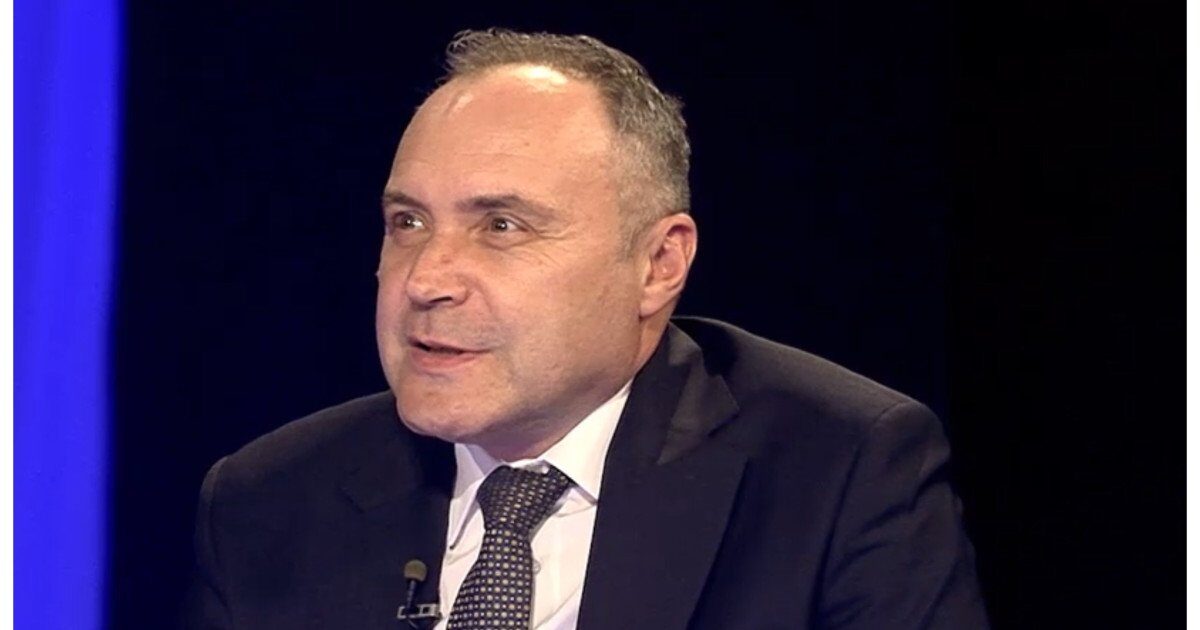 Președintele Asociației Energia Inteligentă (AIE), Dumitru Chisăliță, atrage atenția asupra posibilității ca statul român să limiteze creșterea inflației printr-un control mai strict asupra prețurilor carburanților, sugerând măsuri concrete precum ajustarea taxelor și accizelor pentru motorină și benzină