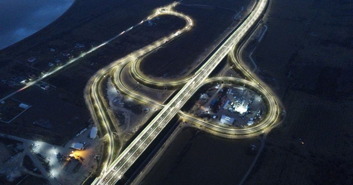 Guvernul României a dat undă verde proiectului de lege pentru ratificarea unui împrumut de 500 de milioane de euro acordat de Banca Europeană de Investiții (BEI), esențial pentru accelerarea construcției Autostrăzii Sibiu–Pitești