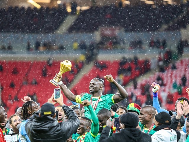 Senegal, unul dintre cei mai valoroși candidați la titlul de campion africano, a fost eliminat din cursă într-un mod nemeritat, după ce a fost descalificat oficial din cauza utilizării unui jucător ineligible, într-un proces care a inflamat spiritele și a adus în discuție integritatea competiției