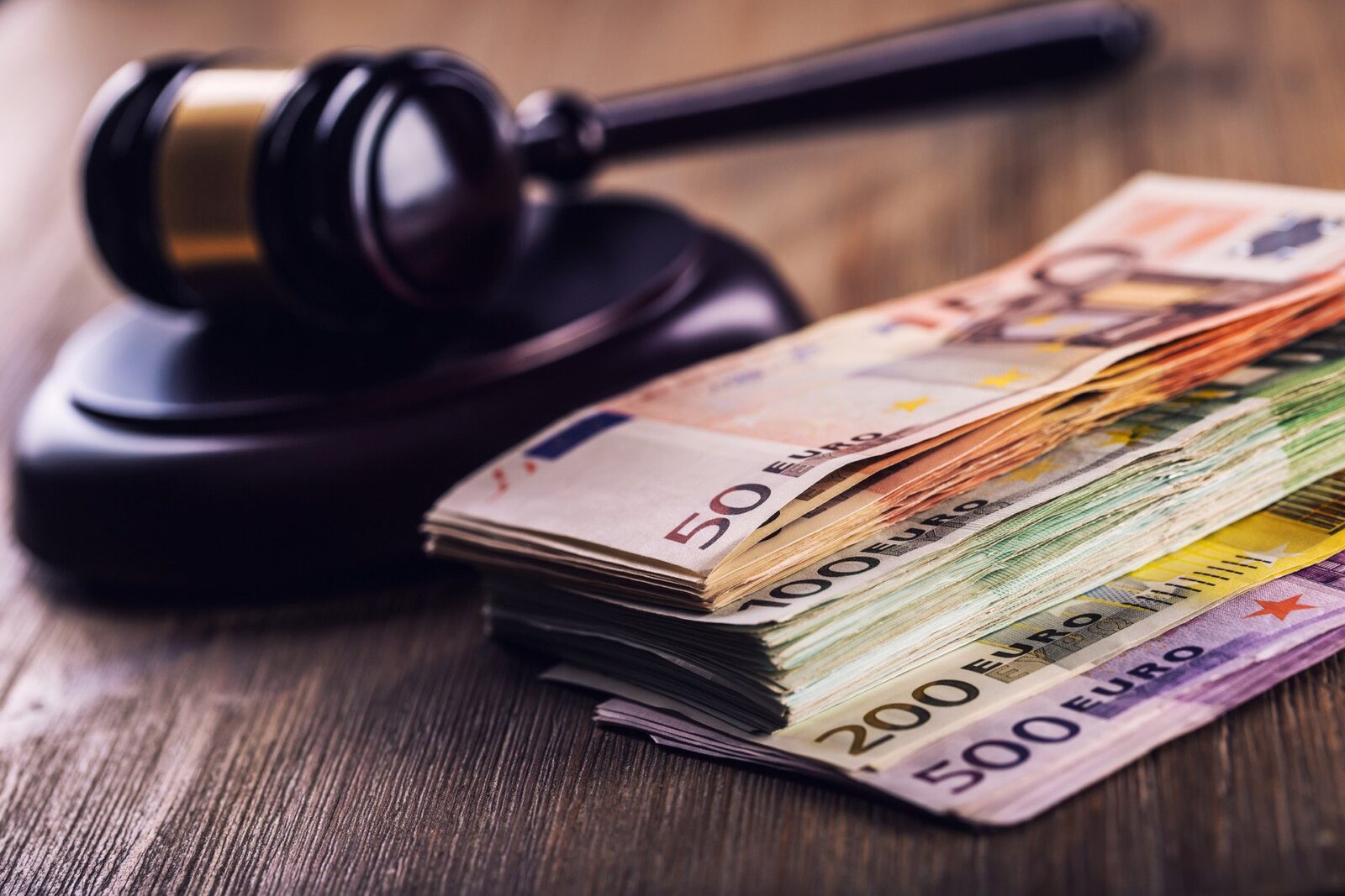 Guvernul pregătește o nouă lege a salarizării bugetarilor, esențială pentru accesarea fondurilor europene Premierul Ilie Bolojan a anunțat joi faptul că, în această vară, Executivul va depune pe masa Parlamentului proiectul unei noi legislații privind salarizarea bugetarilor