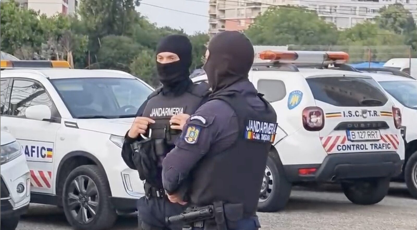 Polițiștii au descins cu amploare marți dimineață în mai multe locații din România, punând în executare 83 de percheziții domiciliare în București și 13 județe din țară, în cadrul unei cercetări care vizează infracțiuni economice grave în domeniul gestionării deșeurilor