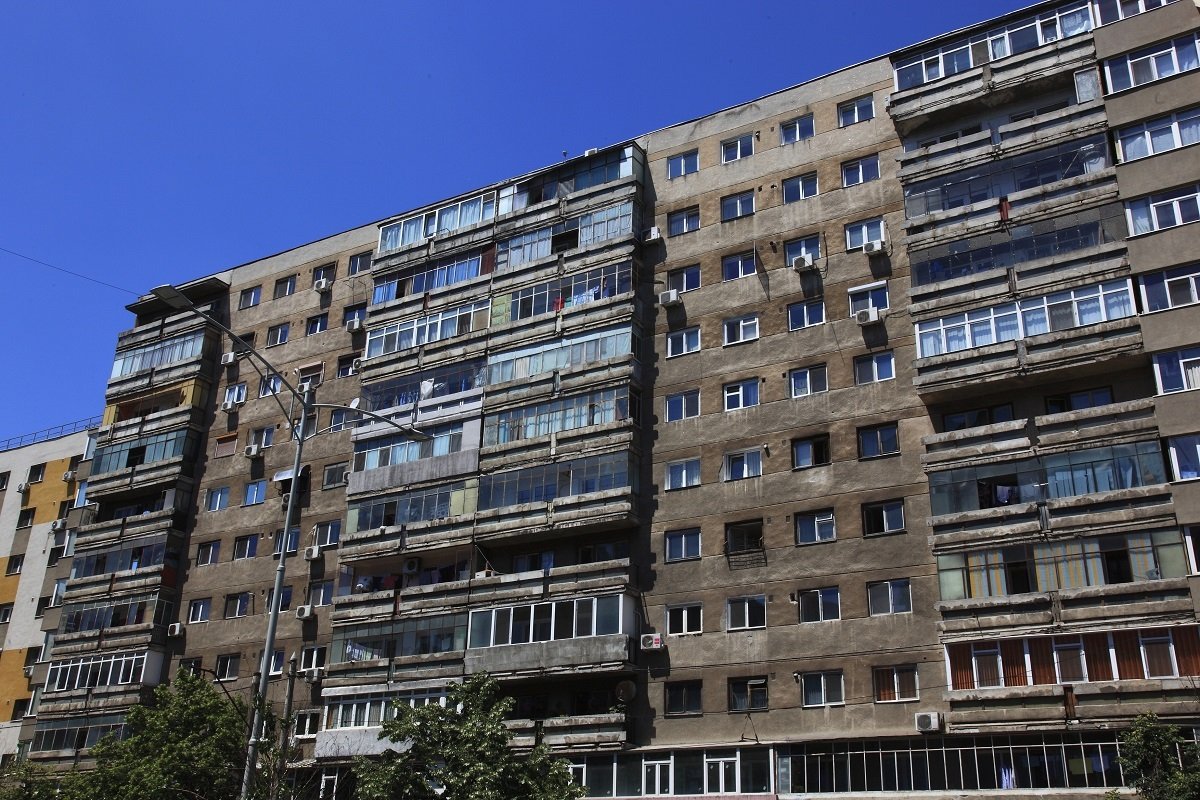 Achiziția unui bun comun, precum un uscător de pe palierul unui bloc, nu este o procedură simplă, iar legislația românească clarifică modul în care această operațiune trebuie realizată pentru a evita conflicte și probleme juridice