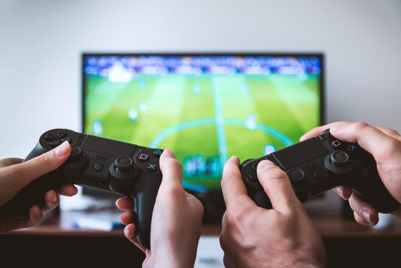 Transformarea unui eșec într-un succes colosal: povestea PlayStation Când Sony și-a propus, inițial, să intre în industria jocurilor video, nimeni nu se gândea că această aventură va deveni unul dintre cele mai mari succese din istoria tehnologiei