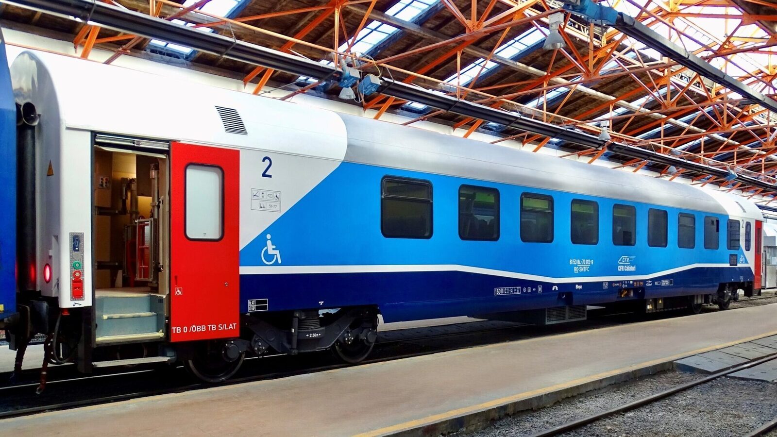 Industria feroviară din România face un pas major spre modernizare, odată cu finalizarea celui de-al 30-lea vagon de călători reabilitat în cadrul unui amplu proiect finanțat prin Planul Național de Redresare și Reziliență (PNRR)