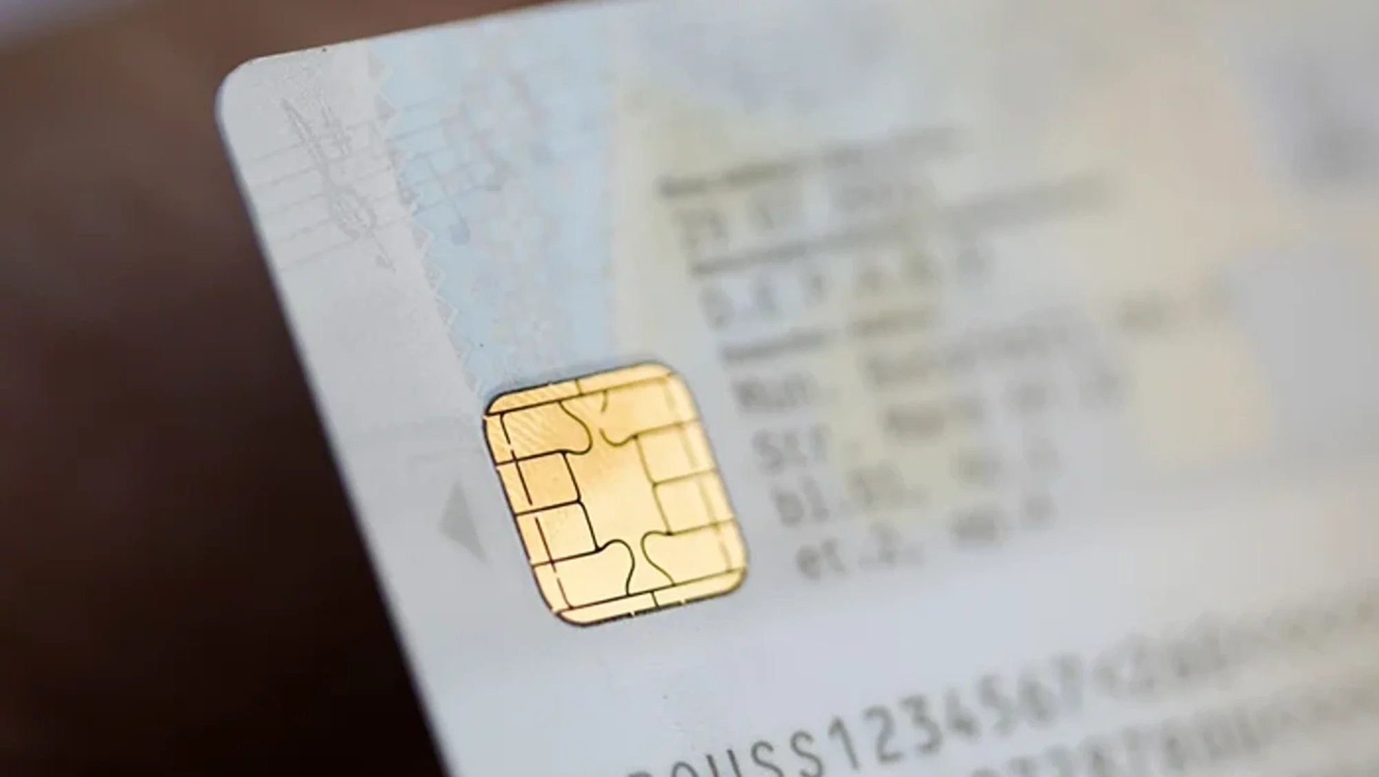Introducerea buletinului electronic cu cip, un pas major în digitalizarea serviciilor publice din România, pare să se lovească de primele obstacole