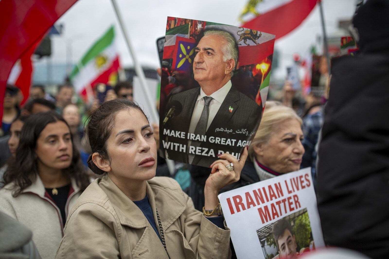 Întâlnire surpriză la Paris între oficiali ucraineni și prințul moștenitor iranian, Reza Pahlavi Un eveniment neașteptat a avut loc vineri la ambasada Ucrainei din Paris, unde președintele Volodimir Zelenski a avut o întrevedere cu Reza Pahlavi, prințul moștenitor al Iranului, care trăiește în exil din 1979