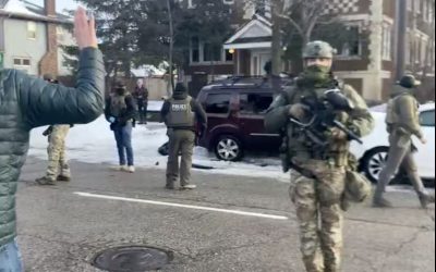 Un profesor universitar din Statele Unite a creat o aplicație alimentată de inteligență artificială și o platformă web menite să anticipeze sosirea agenților de la Agenția pentru Imigrație și Vamă (ICE)