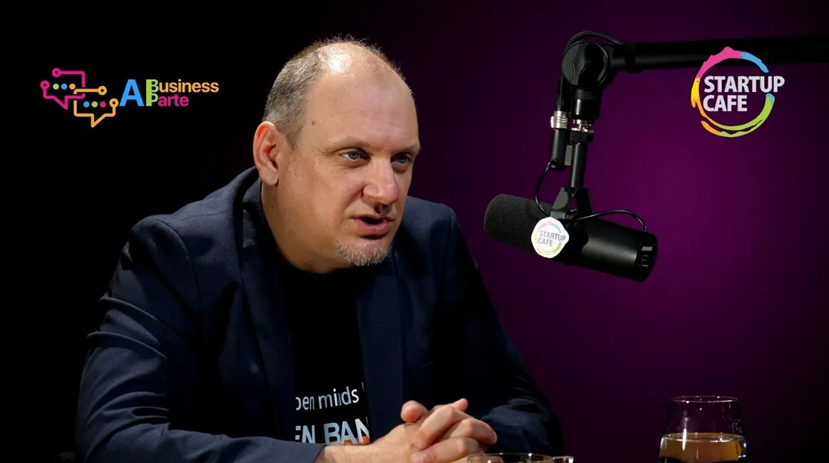 Inteligența artificială: între promisiuni și provocări – o analiză a stadiului actual Într-un peisaj tehnologic în continuă evoluție, inteligența artificială (AI) este adesea privită cu speranță, dar și cu scepticism