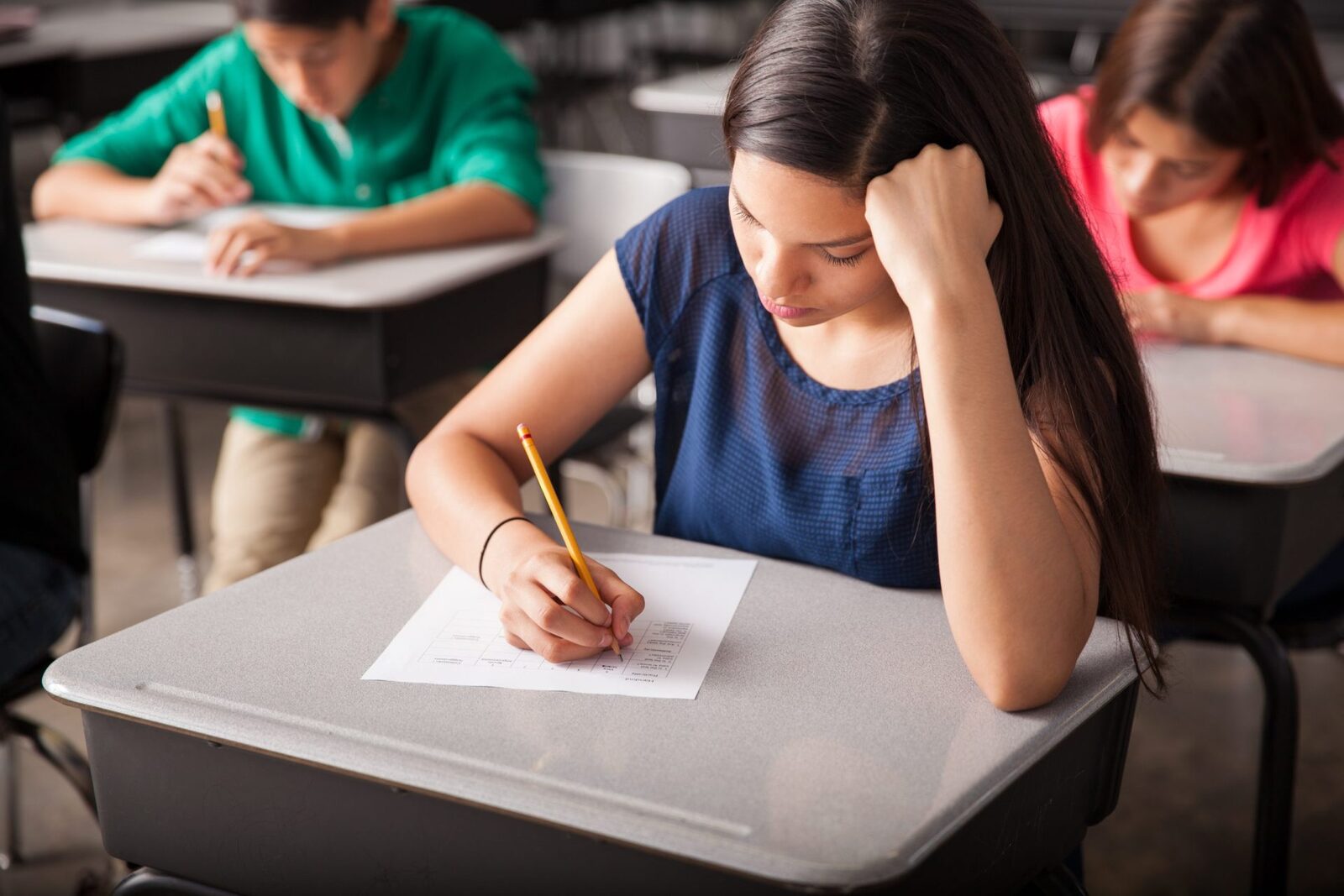 Participare masivă, dar și unități de învățământ absentă de la simulare: o privire asupra pregătirilor pentru BAC 2026 În ciuda provocărilor și tensiunilor din sistemul educațional românesc, simularea pentru Bacalaureat 2026 a înregistrat un interes ridicat, dar și o prezență incompletă
