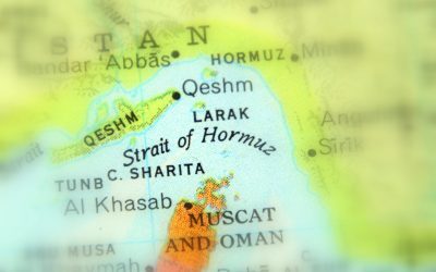 Iranul plasează mine în Strâmtoarea Ormuz, un gest ce poate avea consecințe majore pentru traficul maritim global Situată între Golful Persic și Golful Oman, Strâmtoarea Ormuz reprezintă una dintre cele mai importante căi de navigație pentru transportul global de petrol și gaze naturale lichefiat (GNL)