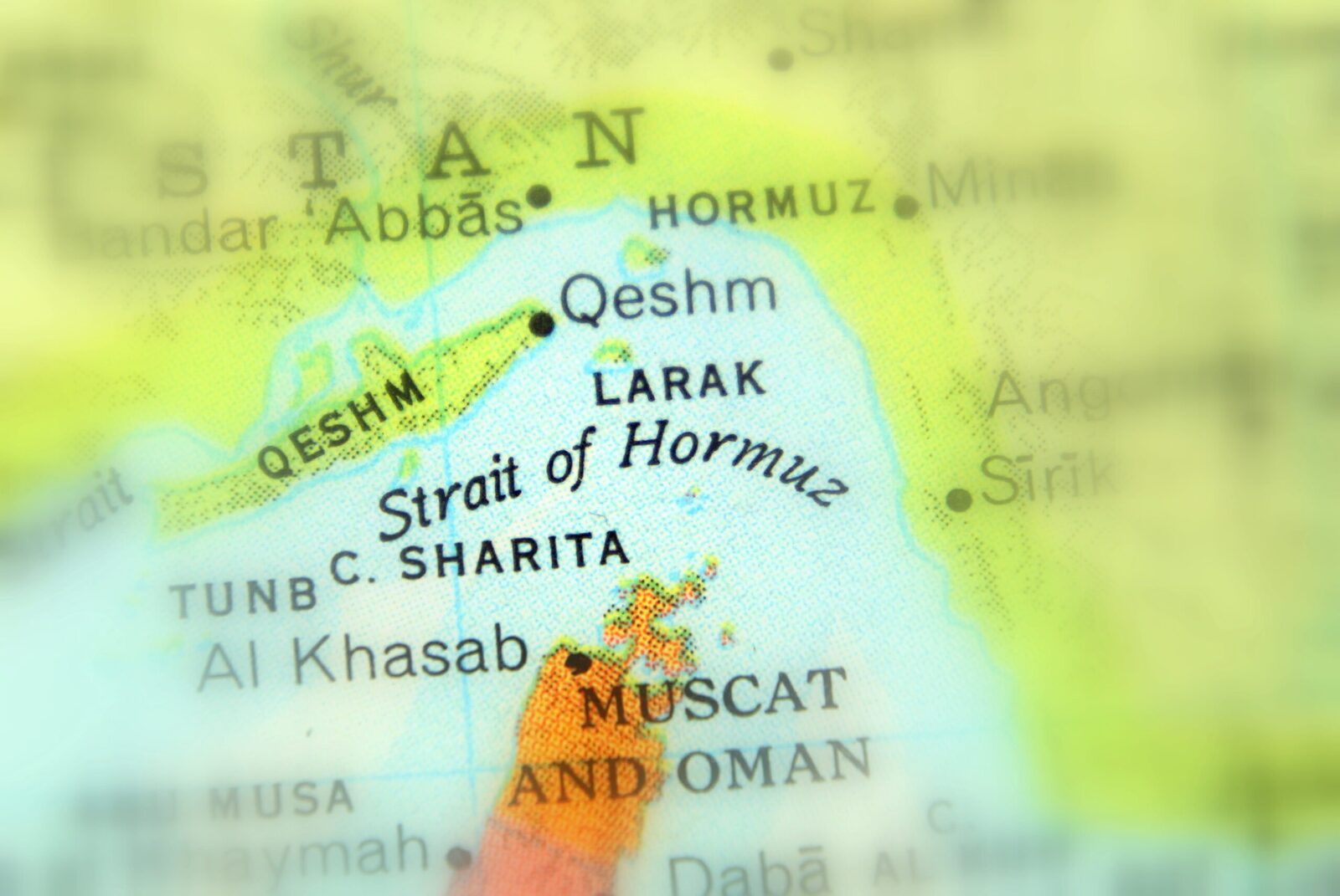 Iranul plasează mine în Strâmtoarea Ormuz, un gest ce poate avea consecințe majore pentru traficul maritim global Situată între Golful Persic și Golful Oman, Strâmtoarea Ormuz reprezintă una dintre cele mai importante căi de navigație pentru transportul global de petrol și gaze naturale lichefiat (GNL)