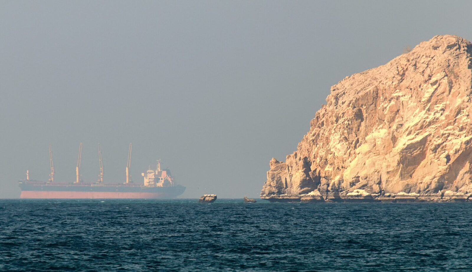 Tensiuni în Marea Arabiei: Marea Britanie trimite reprezentanți în SUA pentru a evalua opțiuni de reactie la deteriorarea securității în Strâmtoarea Ormuz Criza energetică globală se adâncește după ce atacurile asupra unui zăcământ de gaze iranian au readus în prim-plan vulnerabilitatea tranzitului prin Strâmtoarea Ormuz, unul dintre cele mai strategice și contestate puncte de trecere maritimă din lume