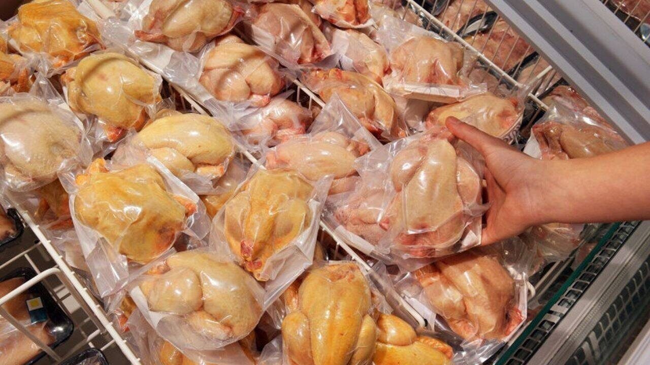 Puiul galben din închisorile de carne: între marketing, reglementări și controverse despre siguranță În piața românească, de câțiva ani buni, prezența puiului cu pielea galbenă a devenit o veritabilă problemă de siguranță alimentară și de etică a industriei avicole