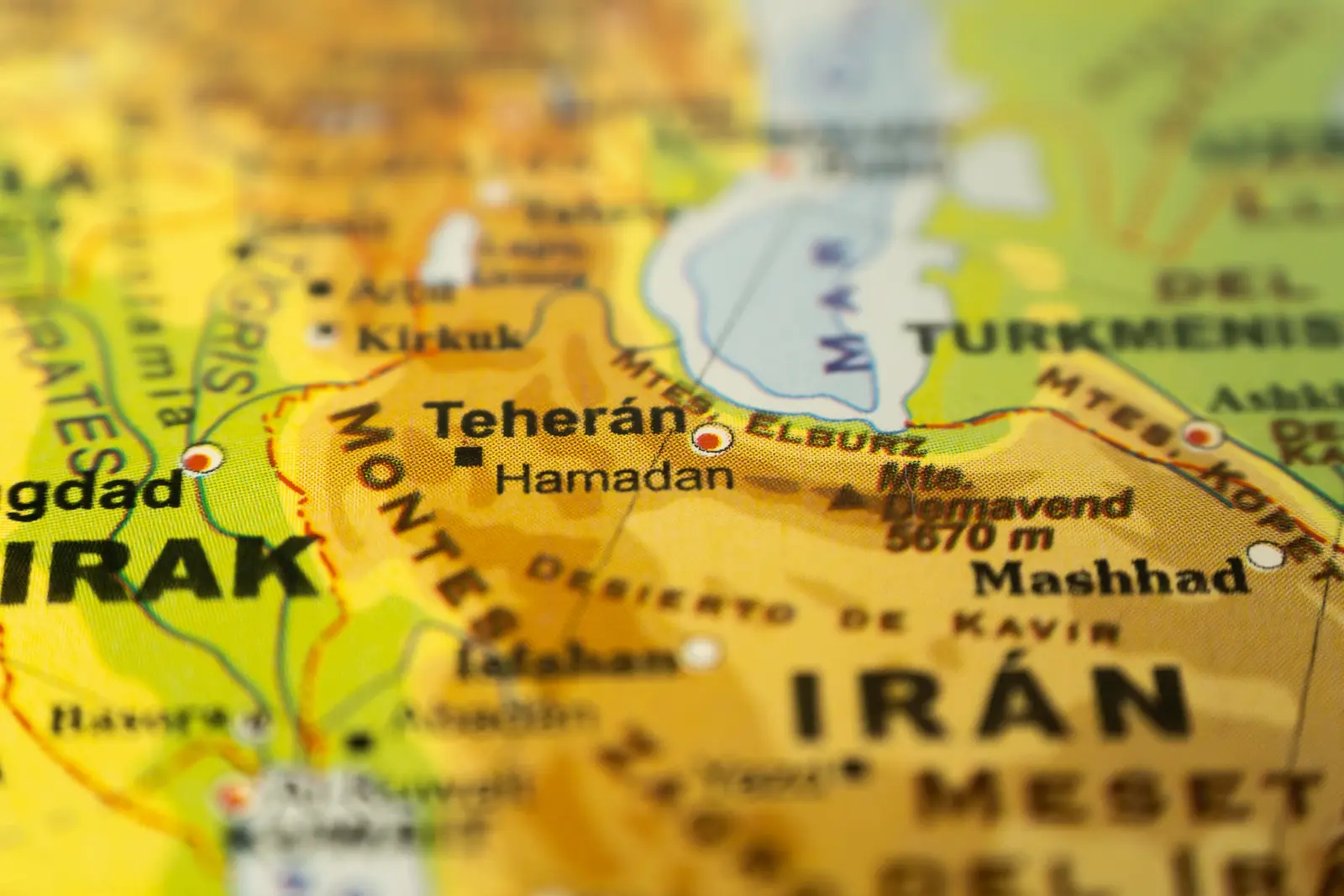 Iranul avertizează că nu va ezita să răspundă la acțiunile militare ale Occidentului și Israelului Tensiunile internaționale continuă să escaladeze în Orientul Mijlociu, după ce Iranul a făcut declarații clare despre intențiile sale de a răspunde în cazul unor noi atacuri din partea Israelului și Statelor Unite