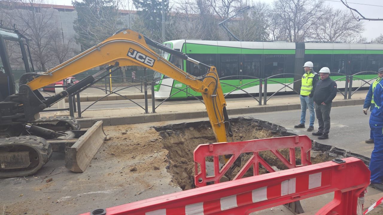 Surparea carosabilului pe șoseaua Mihai Bravu, un punct nevralgic al infrastructurii din Capitală, a readus în prim-plan problemele cronice ale rețelei de termoficare și ale modernizării infrastructurii rutiere din București