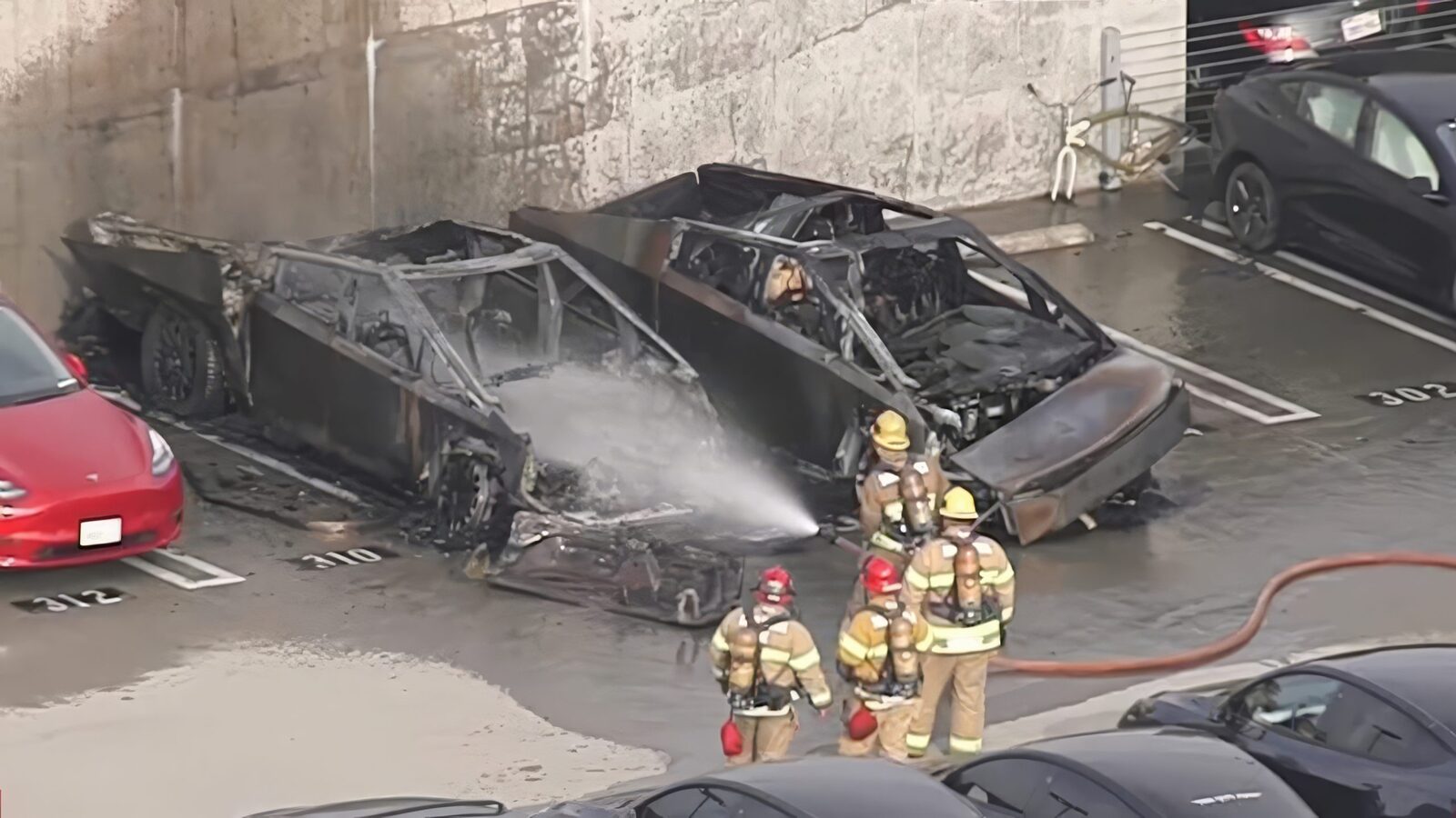 Incendiul care a mistuit două Tesla Cybertruck în Santa Monica a stârnit deja o serie de întrebări și speculații, dar până în prezent, cauza exactă rămâne necunoscută