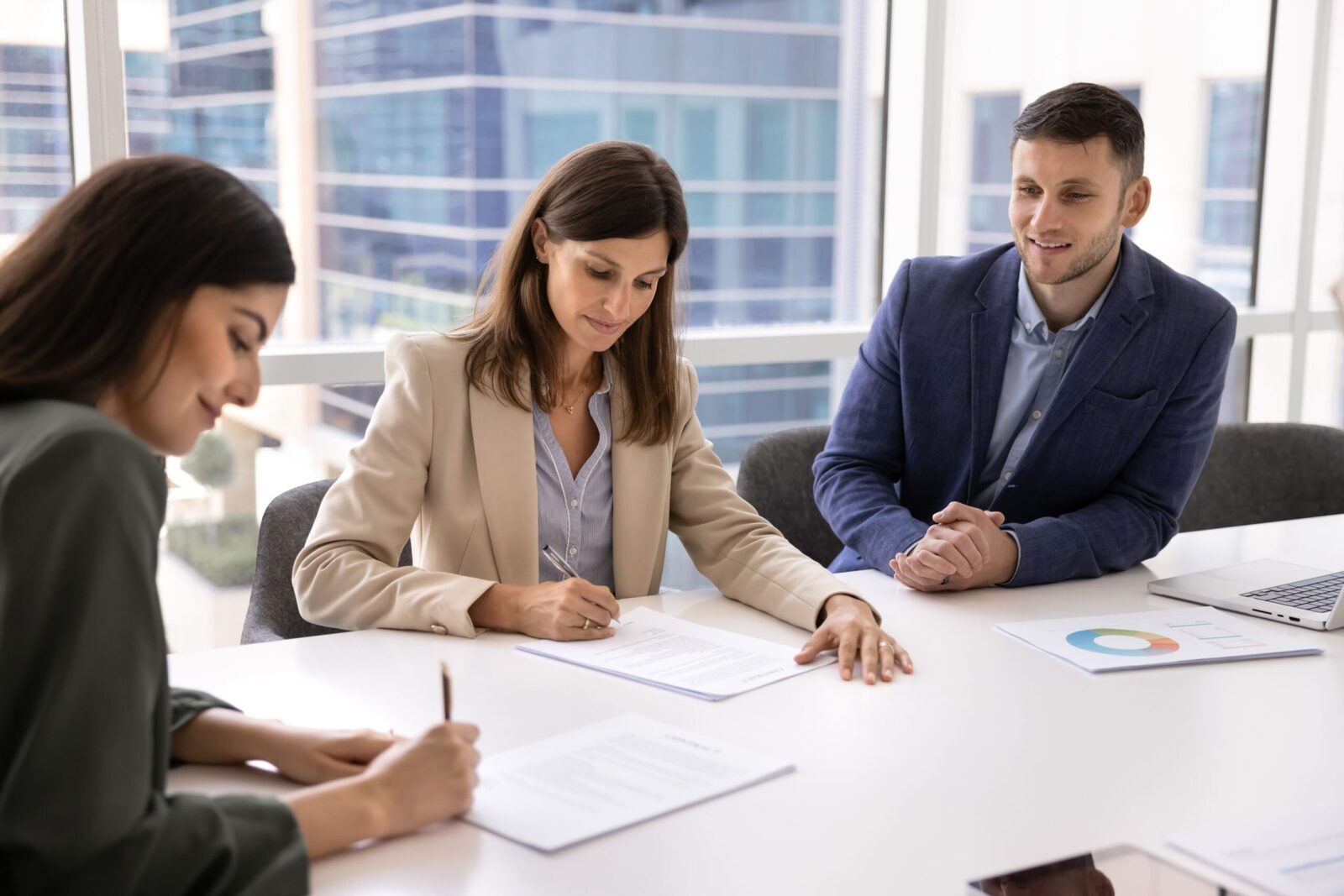 Diversitatea și provocările familiei de afaceri în România în context global Familiile de afaceri rămân pilonii fundamentali ai economiei mondiale, iar recentul raport privind cele mai mari 500 de companii de familie din lume scoate în evidență dimensiunea și impactul acestora
