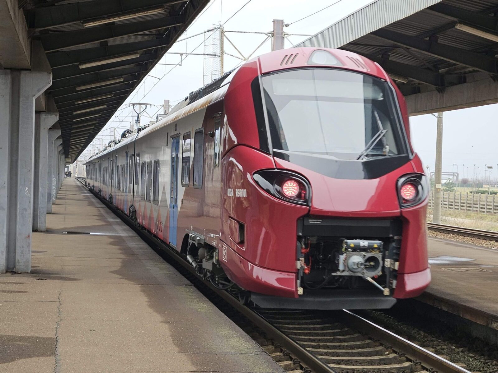 Viteza medie a trenurilor de pasageri din România rămâne de aproximativ 45 km/h, o valoare mult sub standardele europene, dar ideea construirii unei linii de mare viteză care să atingă chiar și 300 km/h reînvie periodic în discursul public legat de modernizarea transportului feroviar
