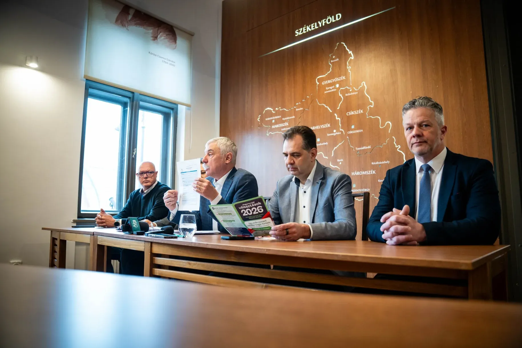 UDMR implică activ în campania electorală din Ungaria, un fapt care atrage atenția asupra interdépendenței complicate dintre politică maghiară și naționalismul maghiar din Transilvania