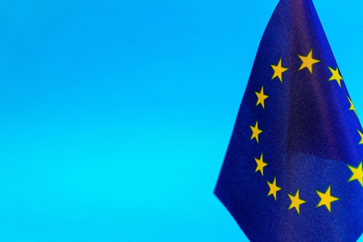 Euro impune plafon la plățile cash, aplicabil în România din 2027