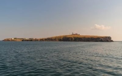 Insula Șerpilor din Marea Neagră, un punct strategic cheie în contextul conflictului dintre Rusia și Ucraina, revine în centrul atenției militare după ce a găzduit recent noi acțiuni de luptă