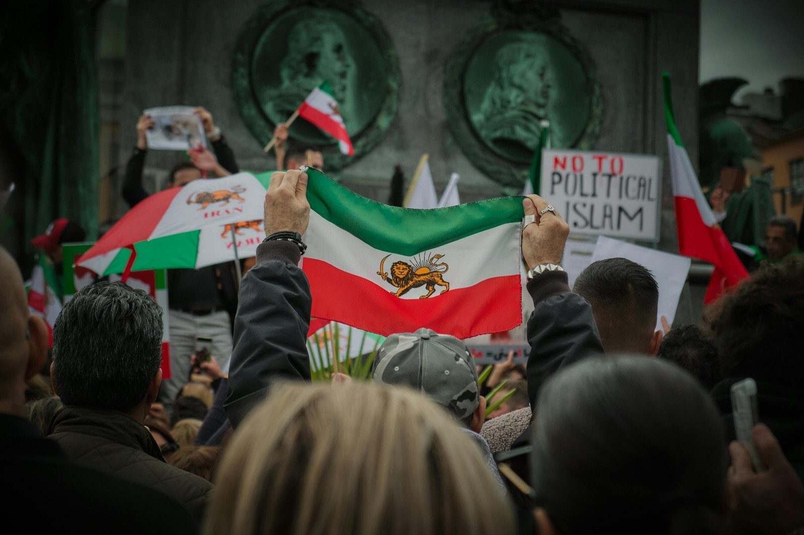 Statele Unite: Liderii Iranului rămân la putere în ciuda bombalaiilor intense din ultimele săptămâni Tensiunile din Orientul Mijlociu continuă să mențină scena internațională în suspans, iar ultimele rapoarte indică faptul că, în ciuda atacurilor aeriene dure orchestrate de Statele Unite și Israel, regimul de la Teheran nu pare a fi fost destabilizat în mod semnificativ