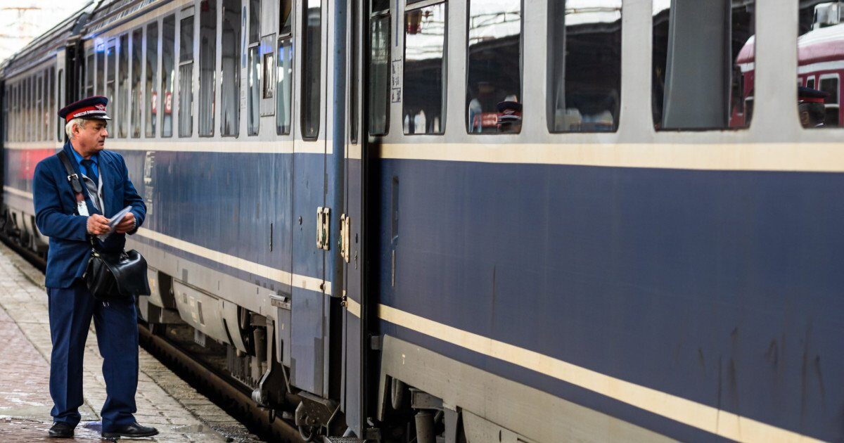 Trafic feroviar blocat în vestul țării, după ce un tren a deraiat în județul Timiș Zona Holdea – Margina, folosită frecvent pentru trenurile regionale și de navetiști, a devenit scena unei situații de urgență în această dimineață, după ce locomotiva unui tren de călători a deraiat marți seară, provocând blocarea completă a circulației pe această secție