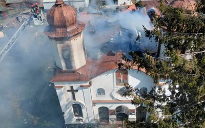 Incendiu devastator la o biserică istorică din Prahova, evacuație în masă și circulație rutieră restricționată Un incendiu violent a cuprins duminică dimineața o biserică emblematică, monument istoric, situată în satul Puchenii Moșneni, comuna Puchenii Mari, în județul Prahova, declanșând o intervenție de urgență din partea pompierilor și generând panică în comunitate