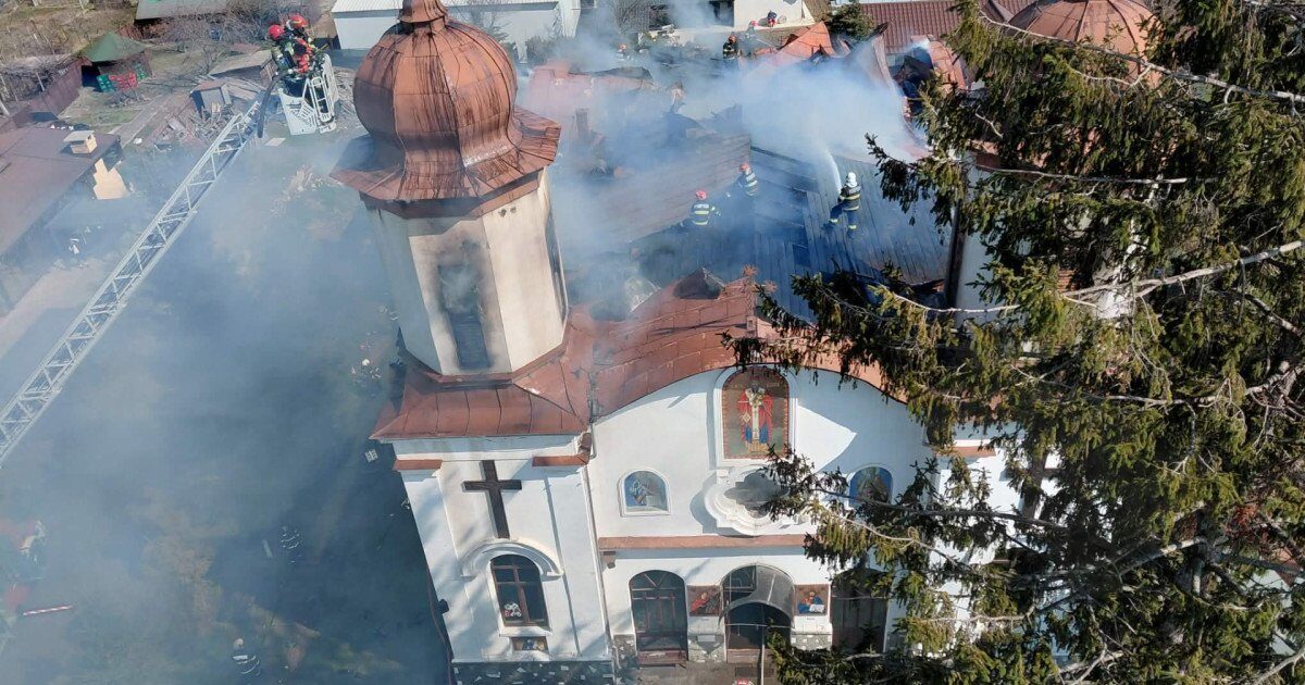 Incendiu devastator la o biserică istorică din Prahova, evacuație în masă și circulație rutieră restricționată Un incendiu violent a cuprins duminică dimineața o biserică emblematică, monument istoric, situată în satul Puchenii Moșneni, comuna Puchenii Mari, în județul Prahova, declanșând o intervenție de urgență din partea pompierilor și generând panică în comunitate