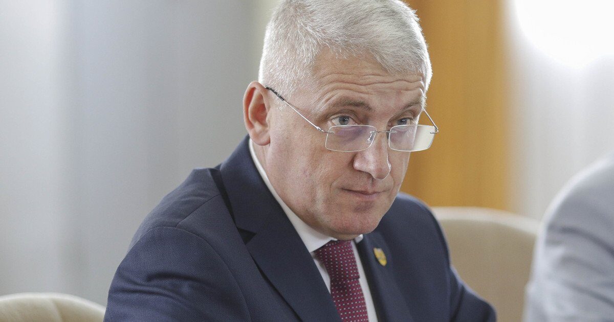 Președintele Autorității Electorale Permanente (AEP), Adrian Țuțuianu, a adus în discuție o situație surprinzătoare legată de absenteismul și motivele concediilor medicale ale angajaților din instituție, în contextul acțiunilor care premerg alegerile