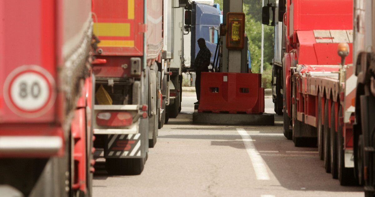 Ministerul Finanțelor propune extinderea schemei de sprijin pentru transportatori, pentru a evita efectele negative ale creșterii prețurilor la motorină Guvernul român intenționează să prelungească și să adapteze schema de ajutor de stat destinată transportatorilor rutieri, pentru a-i ajuta să depășească cancelariile economice generate de creșterea prețurilor la motorină