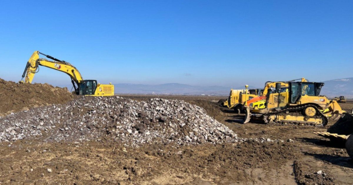 Autoritățile române au făcut un pas important în avansarea proiectului de infrastructură pe traseul Autostrăzii A8 Târgu Mureș-Târgu Neamț, odată cu amplasarea oficială a loturilor 1D și 2A