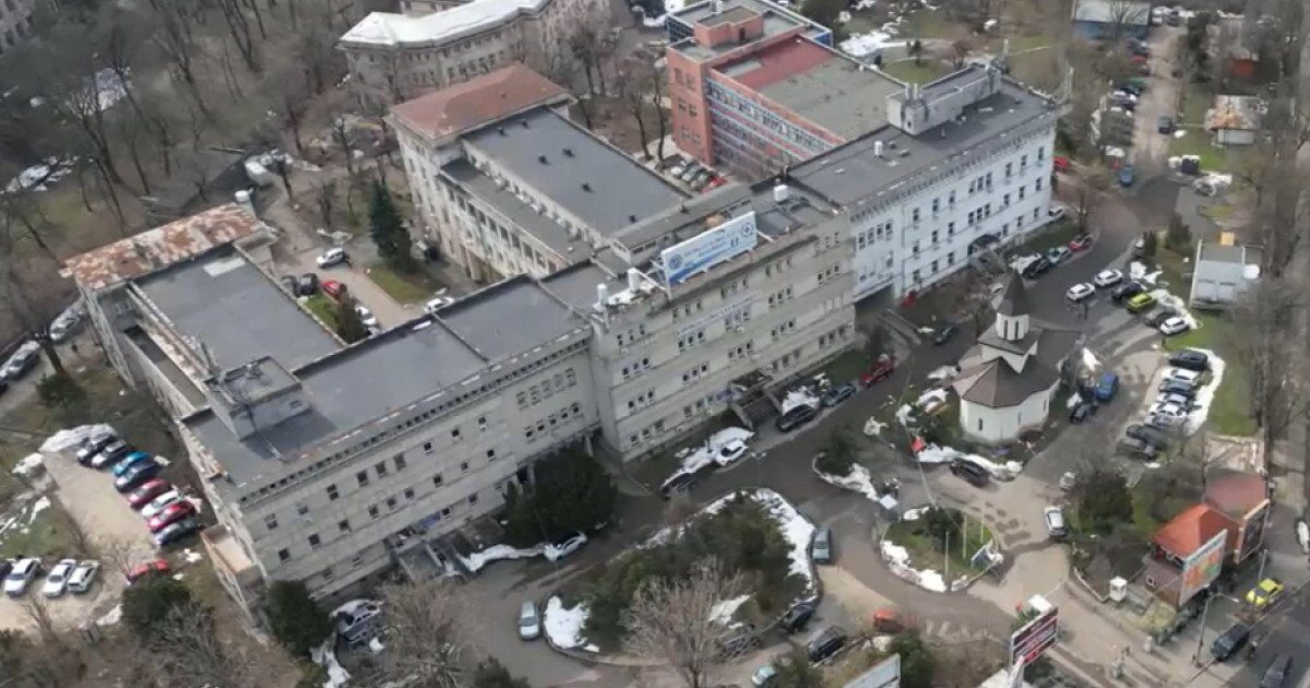 Construirea celui mai modern spital din București începută în 1942, acum aproape de ruină Pe un teren donat de Casa Regală, în timpul celui de-al Doilea Război Mondial, începea construcția Spitalului CF2 din București, o clădire care, odată, simboliza modernizarea și angajamentul față de sănătatea angajaților din transporturi