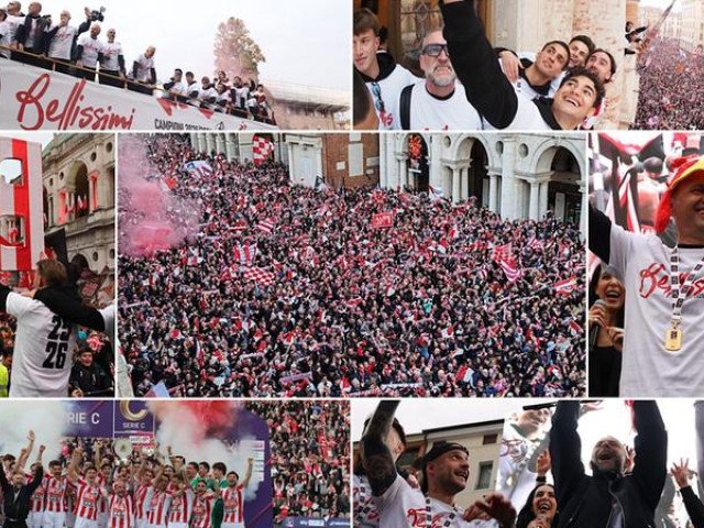 Nebunie în Italia: 30.000 de fani pe străzi, echipa promovează după 26 de ani de așteptare O clipă istorică pentru fotbalul italian a avut loc în weekend-ul care tocmai s-a încheiat